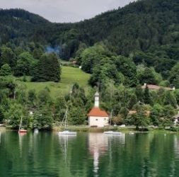 Bild 1 Tegernsee mit Kirche